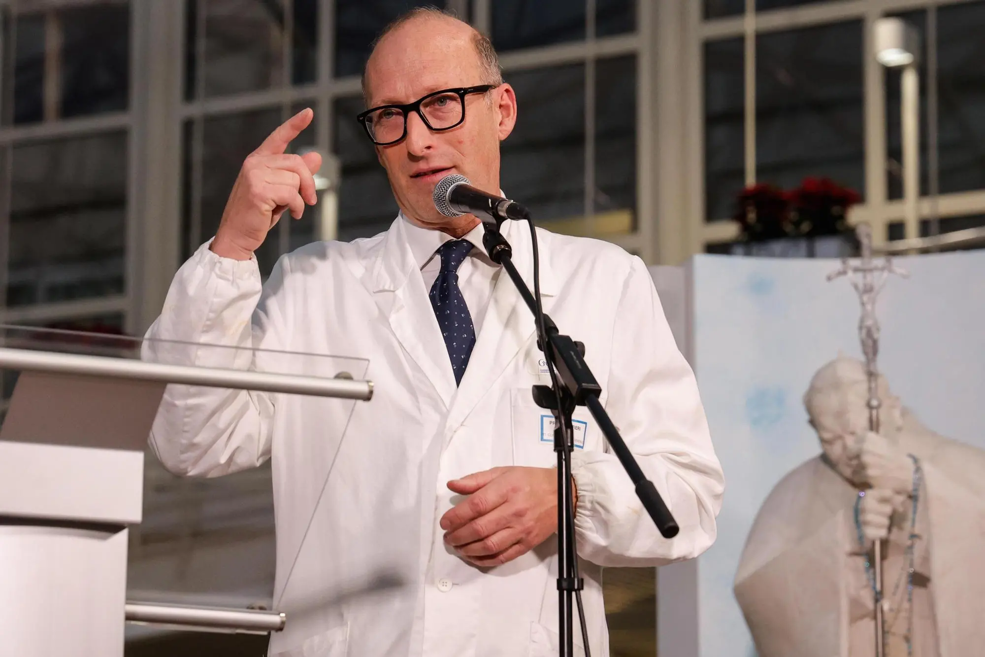 Il professor Alfieri durante la conferenza stampa al Gemelli (foto Ansa)