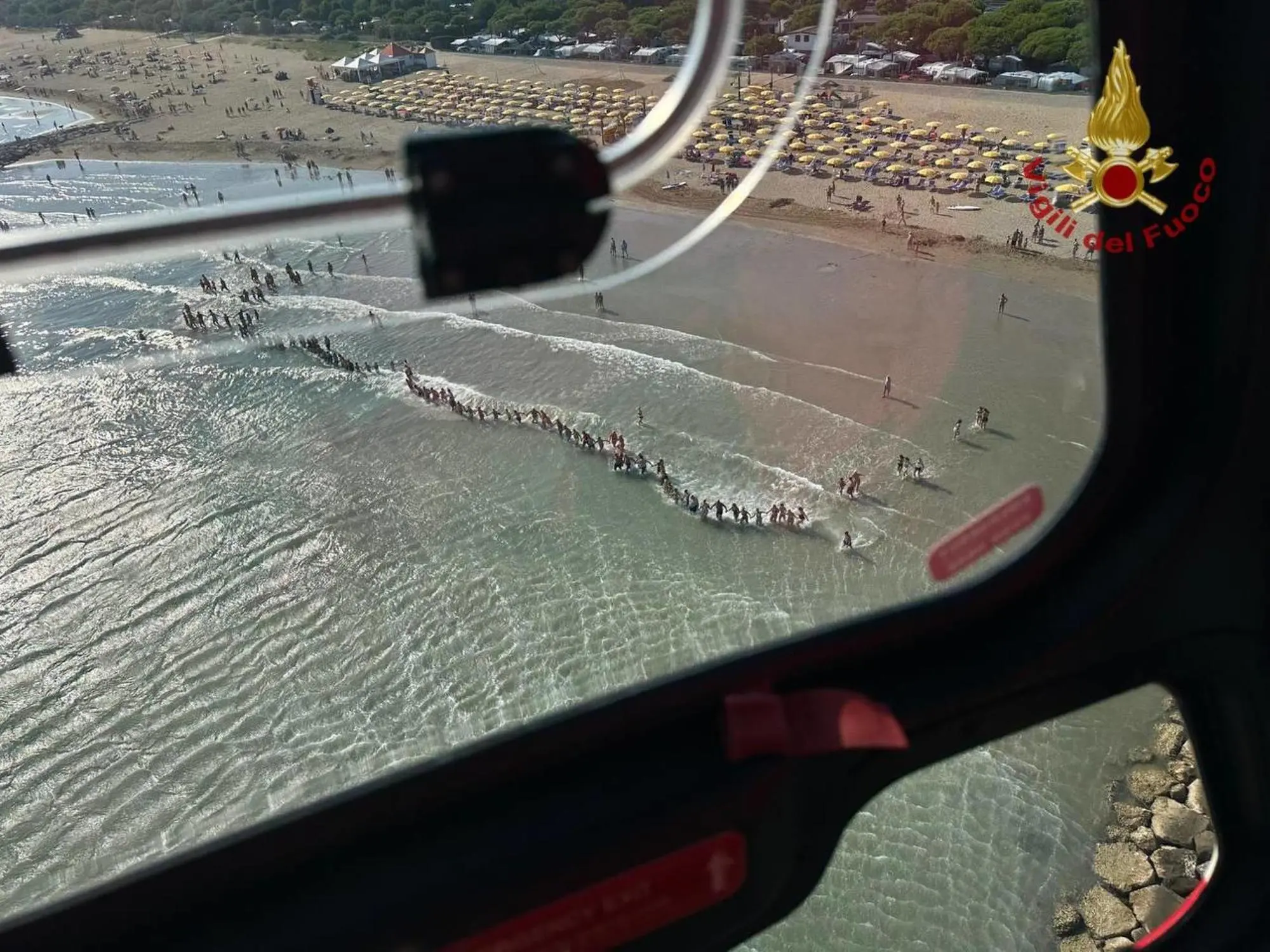 La catena umana per le ricerche del bambino scomparso in spiaggia a Cavallino