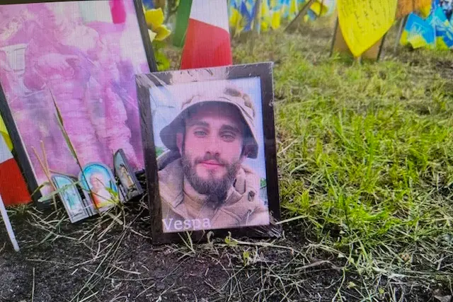 Il ritratto di Manuel Mameli, in piazza Maidan a Kiev, dove c’è una distesa di foto e bandiere in omaggio ai soldati caduti