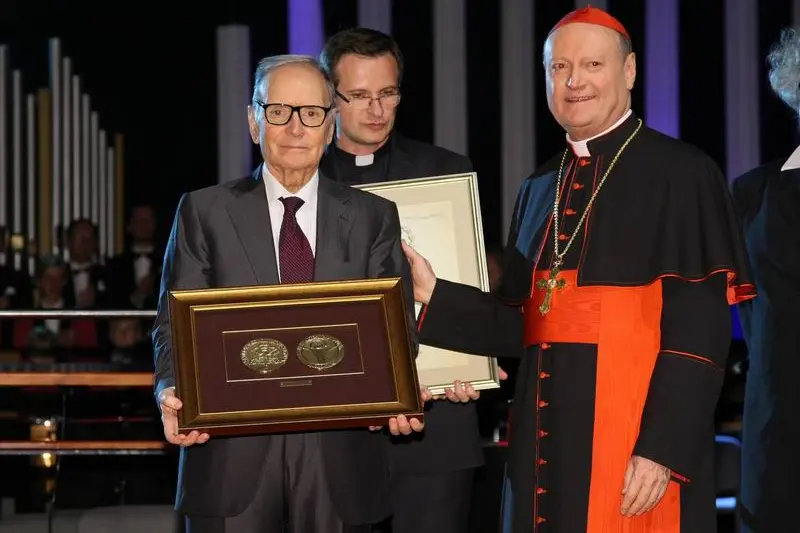 La medaglia Per Artem Ad Deum ricevuta dal cardinale Gianfranco Ravasi