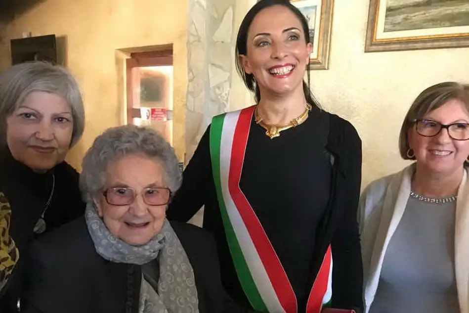 La centenaria con la consigliera Romina Angius