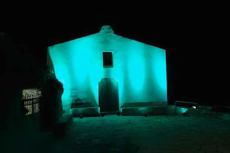 La chiesetta di San Gavino a Mare illuminata (L'Unione Sarda - Pala)