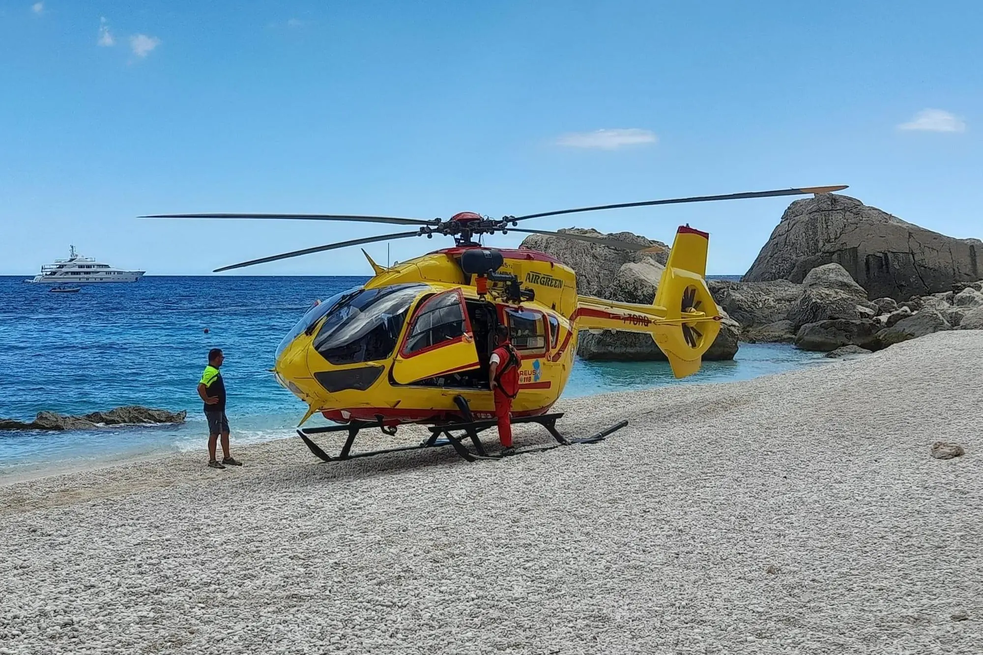 L'elicottero dell'Areus sulla costa di Baunei in un recente intervento (foto concessa)