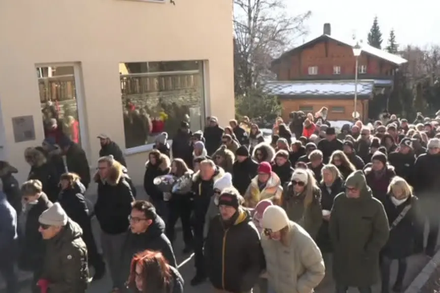 Crans-Montana, marcia silenziosa per vittime: 3 italiani identificati