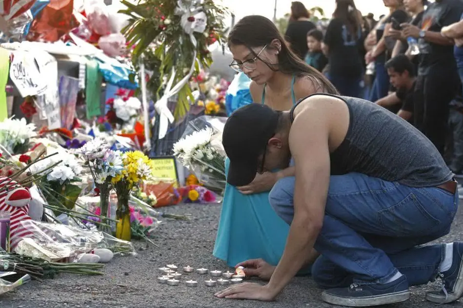 Il dolore di parenti e amici delle vittime della strage in Texas (Ansa)