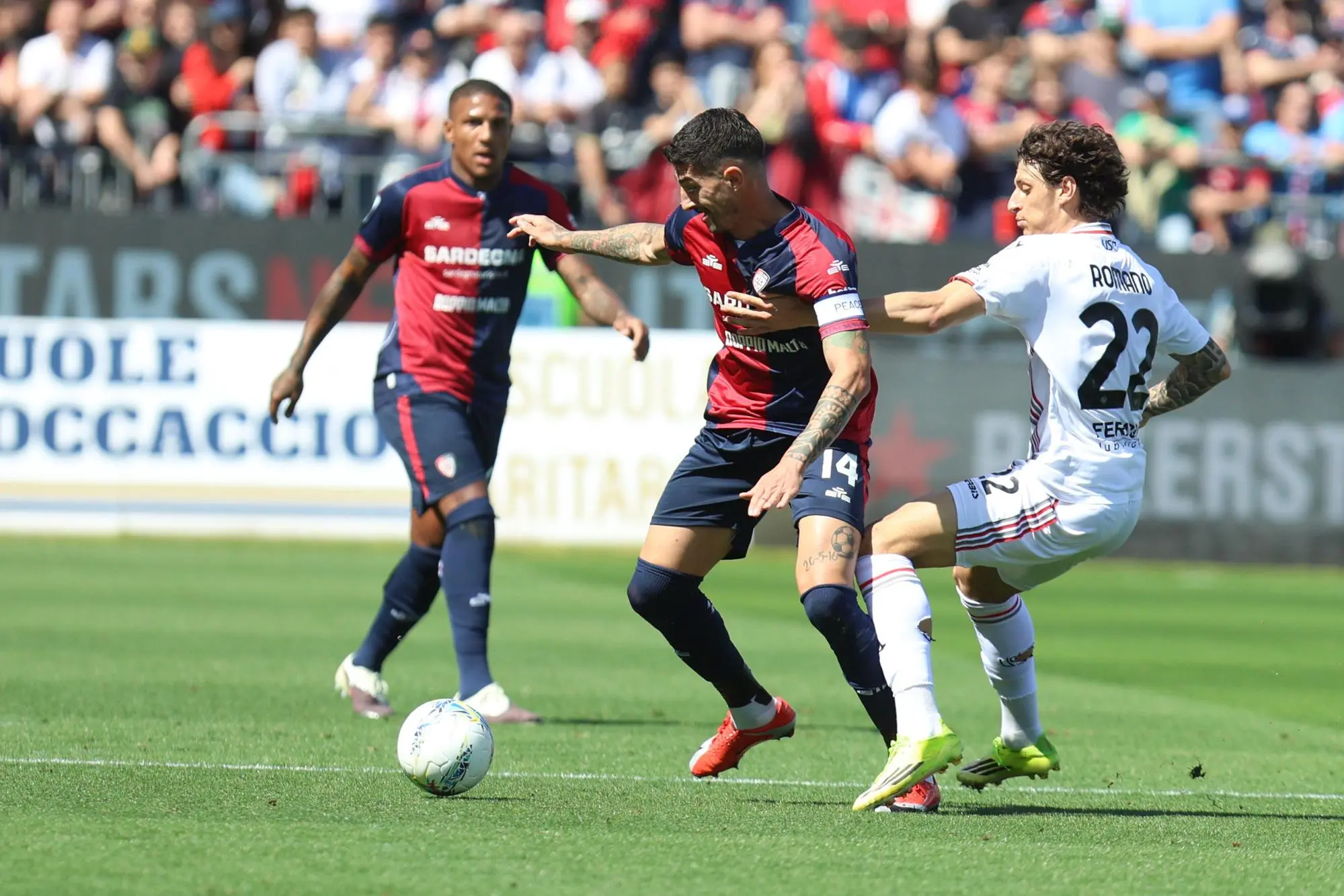 Alessandro Deiola contrastato da Martín Payero in Cagliari-Cremonese (foto Ansa)