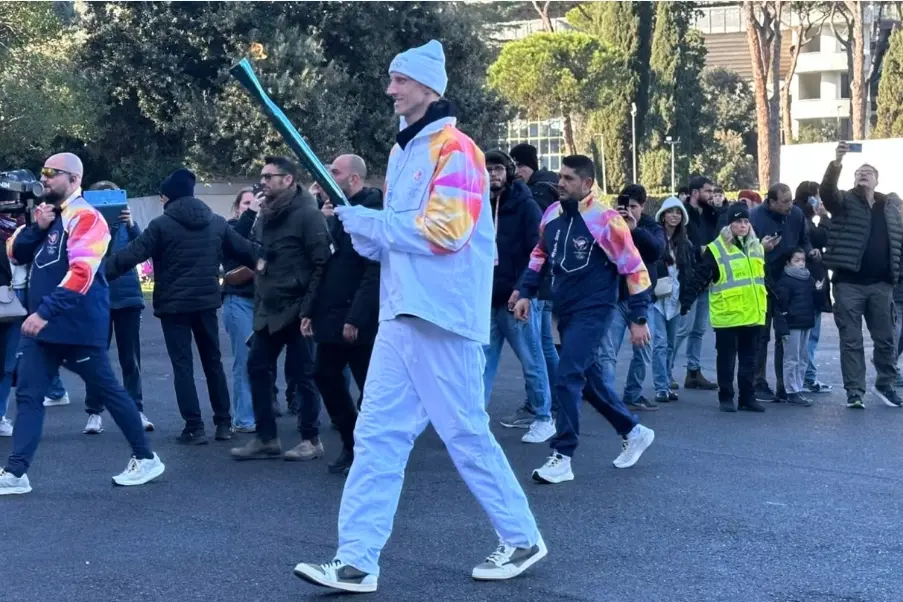 Achille Polonara con la fiaccola olimpica (foto Olympics.com)