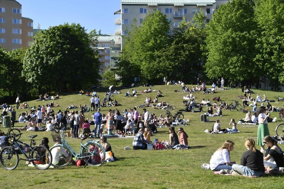 Un parco affollato in Svezia (Ansa)
