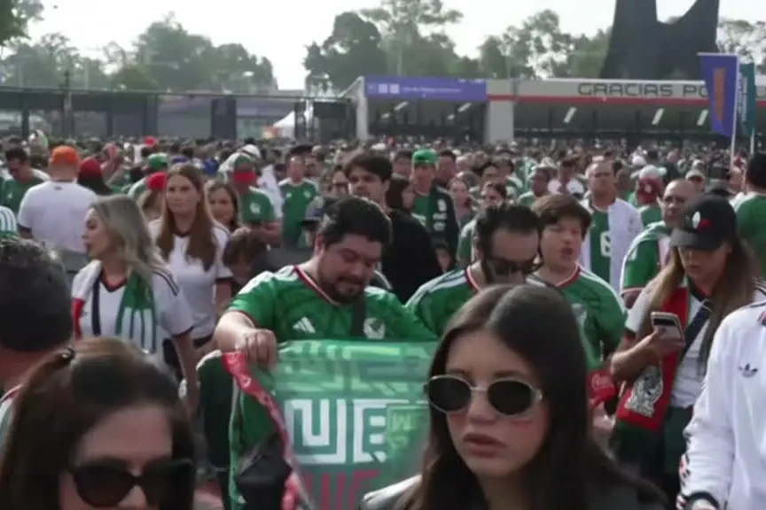 Tutto pronto per il via ai Mondiali, i tifosi affollano l'Azteca