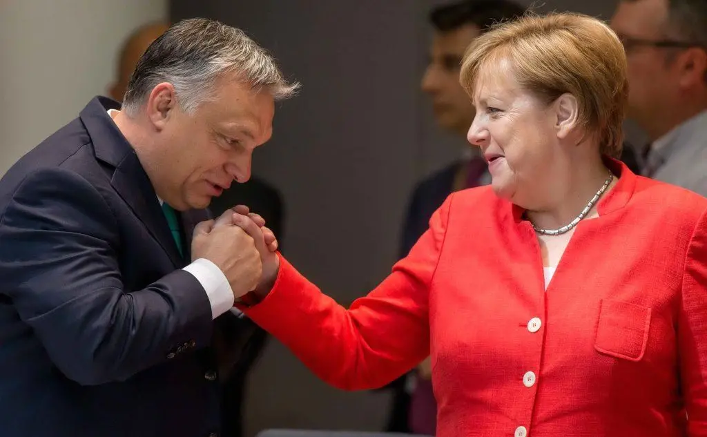Viktor Orban, il baciamano ad Angela Merkel