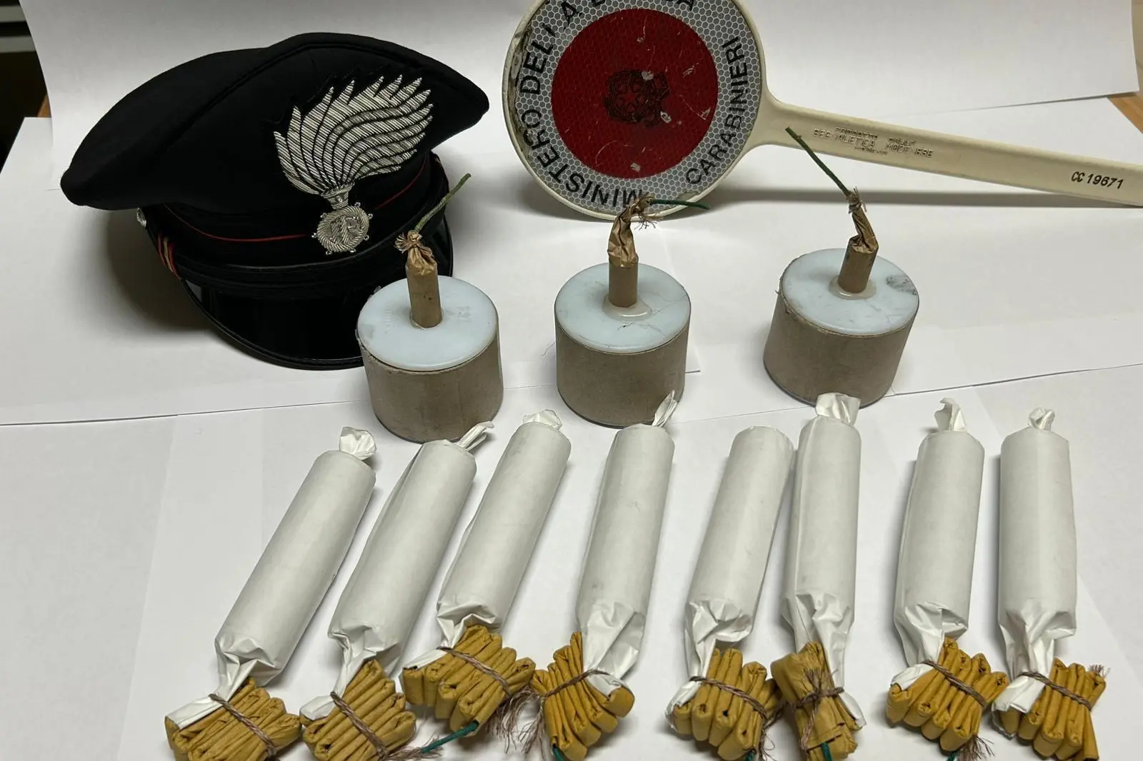 Il materiale sequestrato a Serramanna (Foto carabinieri)