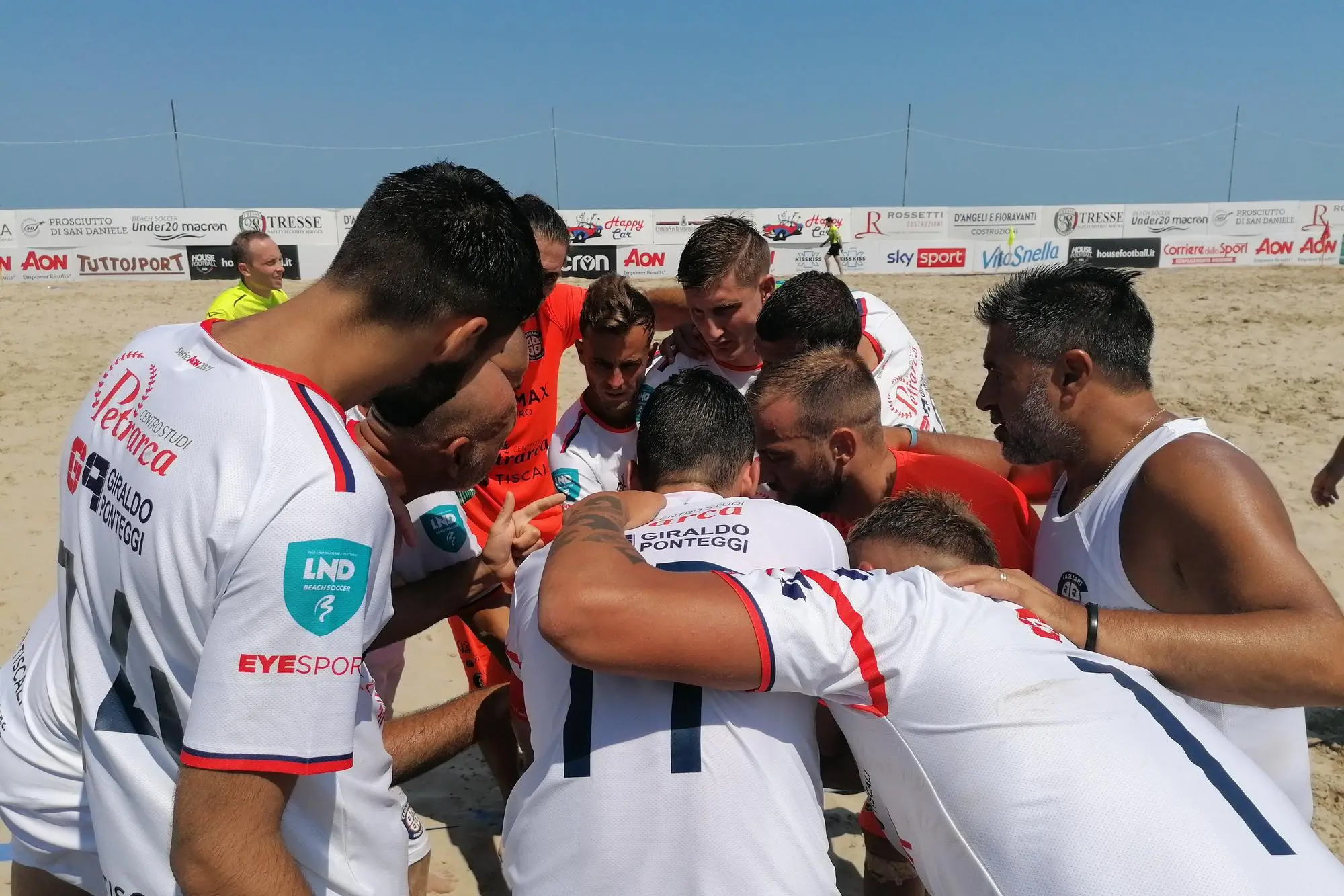La squadra del Cagliari Beach Soccer in una delle partite della scorsa stagione (foto concessa dalla societ&agrave; del Cagliari Beach Soccer)