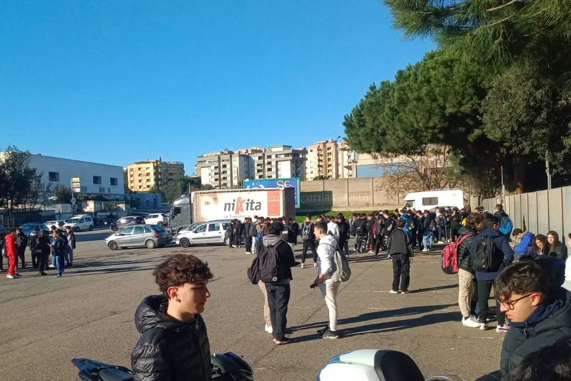 Lo sciopero degli studenti (L'Unione Sarda)