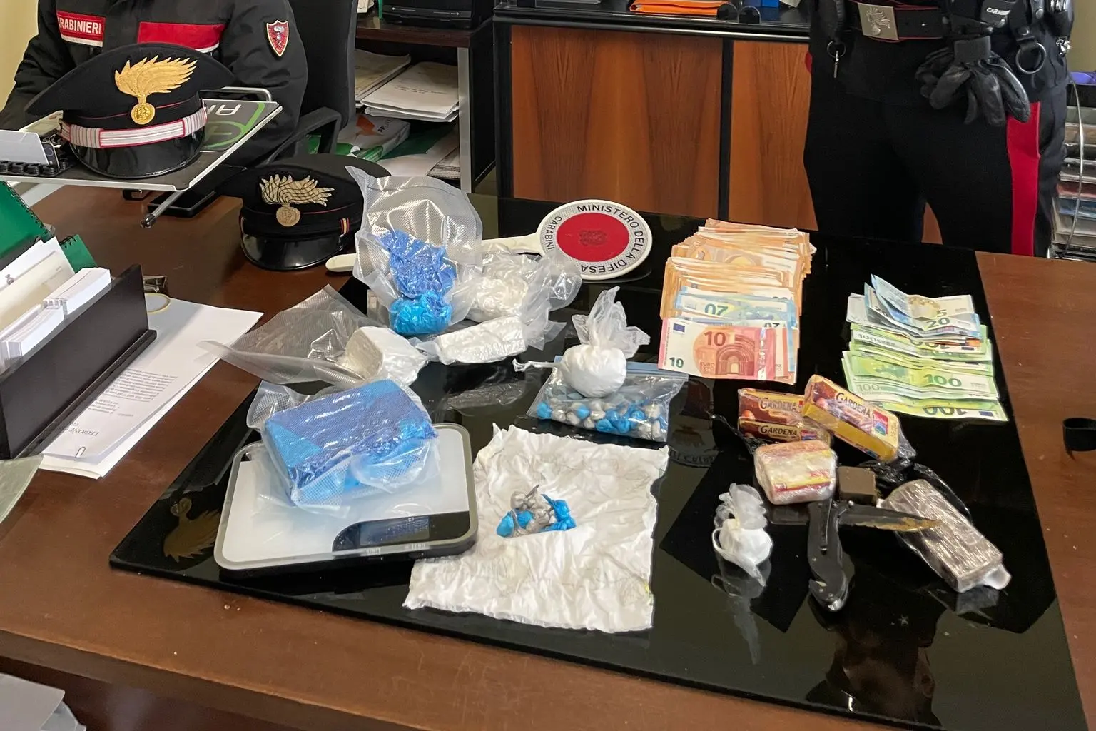 La droga e i materiali sequestrati (foto carabinieri)