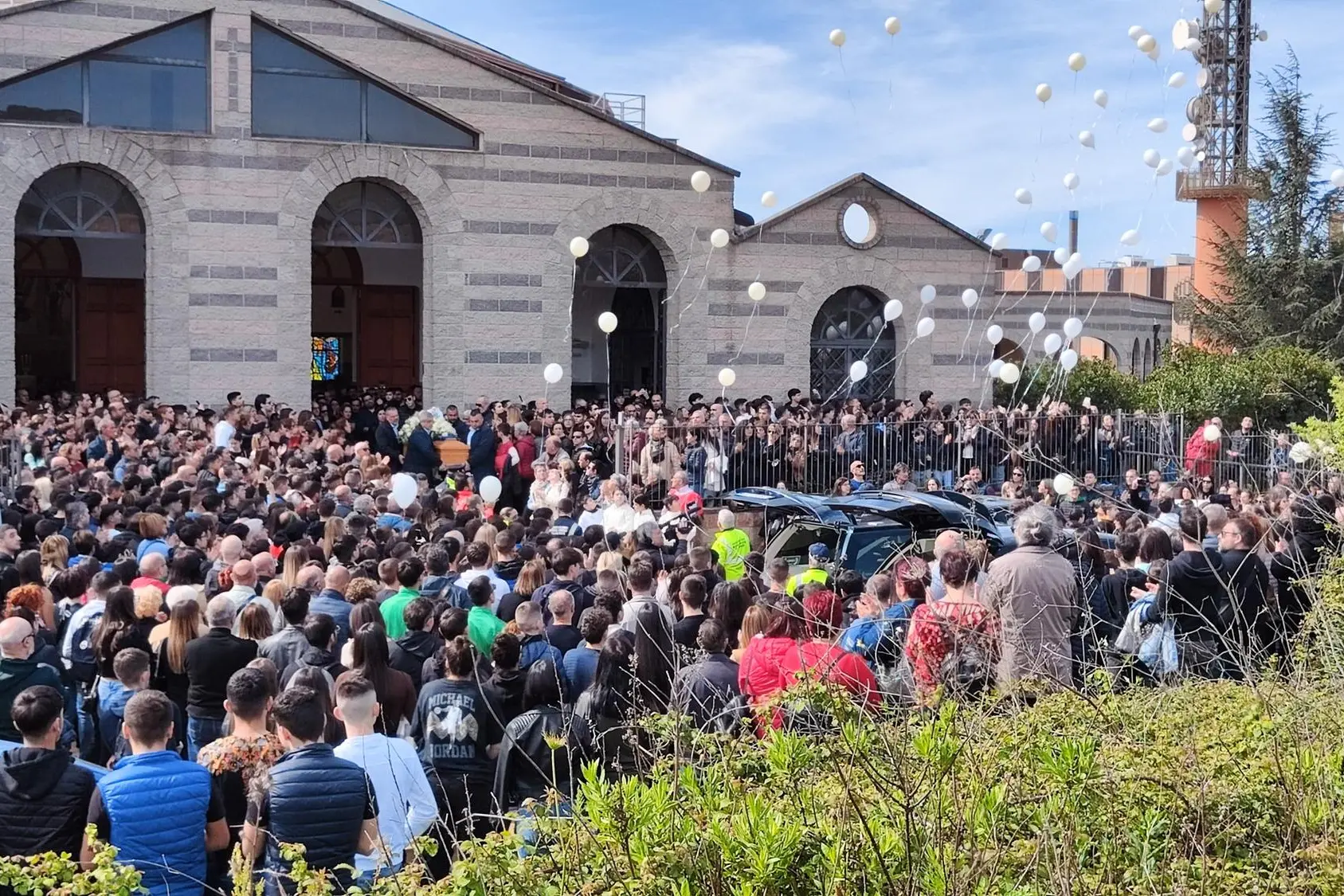 Nuoro, palloncini bianchi al funerale di Patrik e Ythan (foto Gianfranco Locci)