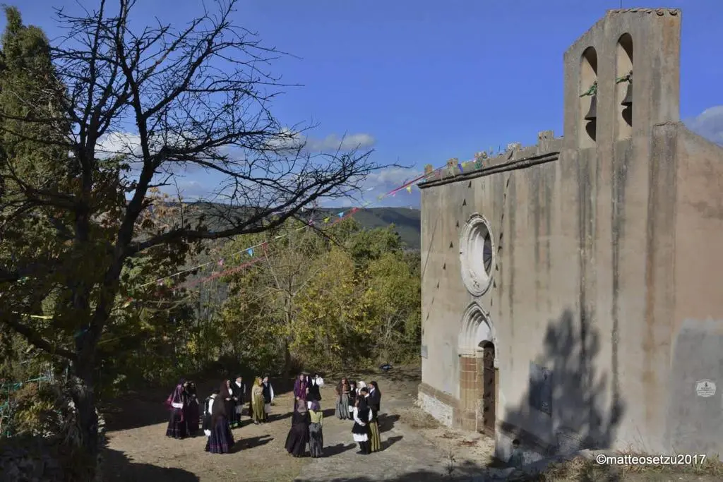 Esterzili, il gruppo folk danza davanti alla chiesa di San Michele (Foto di Matteo Setzu)