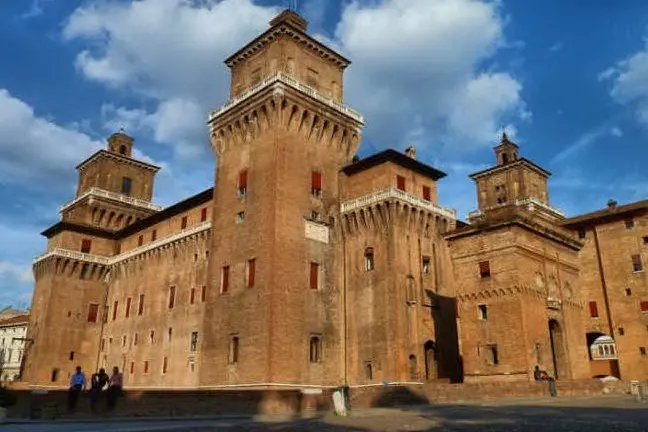 Piazza Castello a Ferrara (foto da wikipedia)
