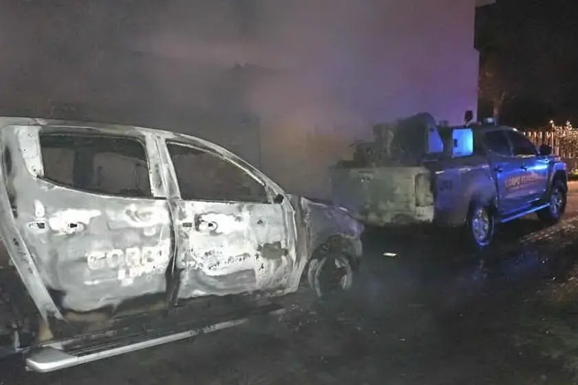 Due mezzi incendiati nell'attentato (Archivio L'Unione Sarda)