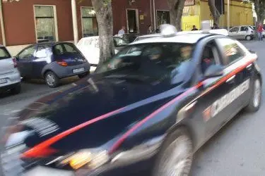 I carabinieri hanno sequestrato luminarie e puntatori laser pericolosi