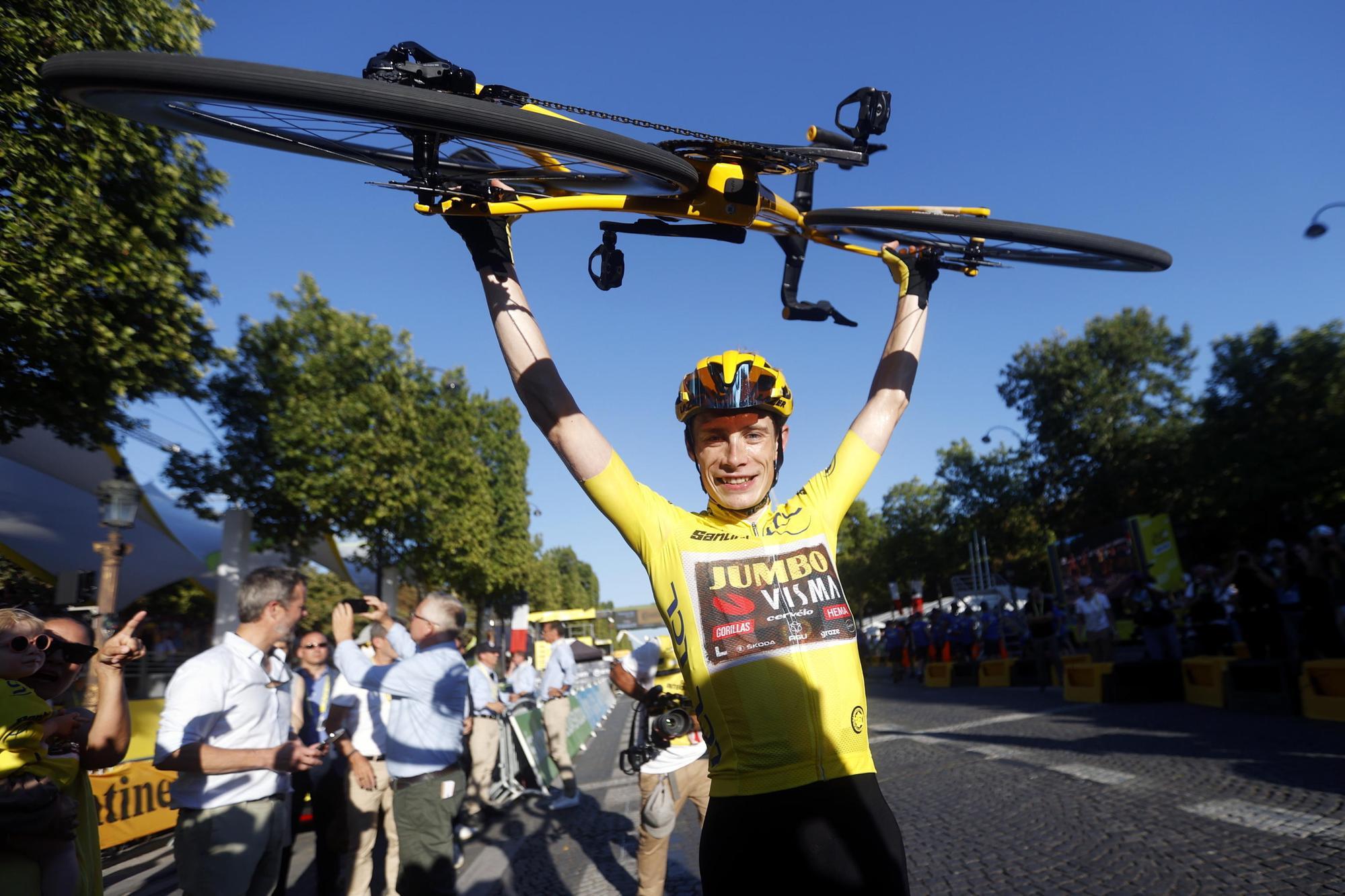 Tour de France: Parigi incorona il danese Vingegaard