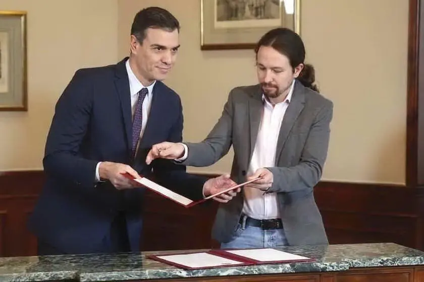 Pedro Sanchez (a sinistra) con il leader di Podemos Pablo Iglesias  (Ansa)