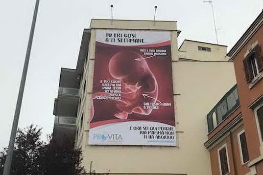 Poster contro l'aborto su un muro di Roma: &quot;Intervenga Virginia Raggi&quot;