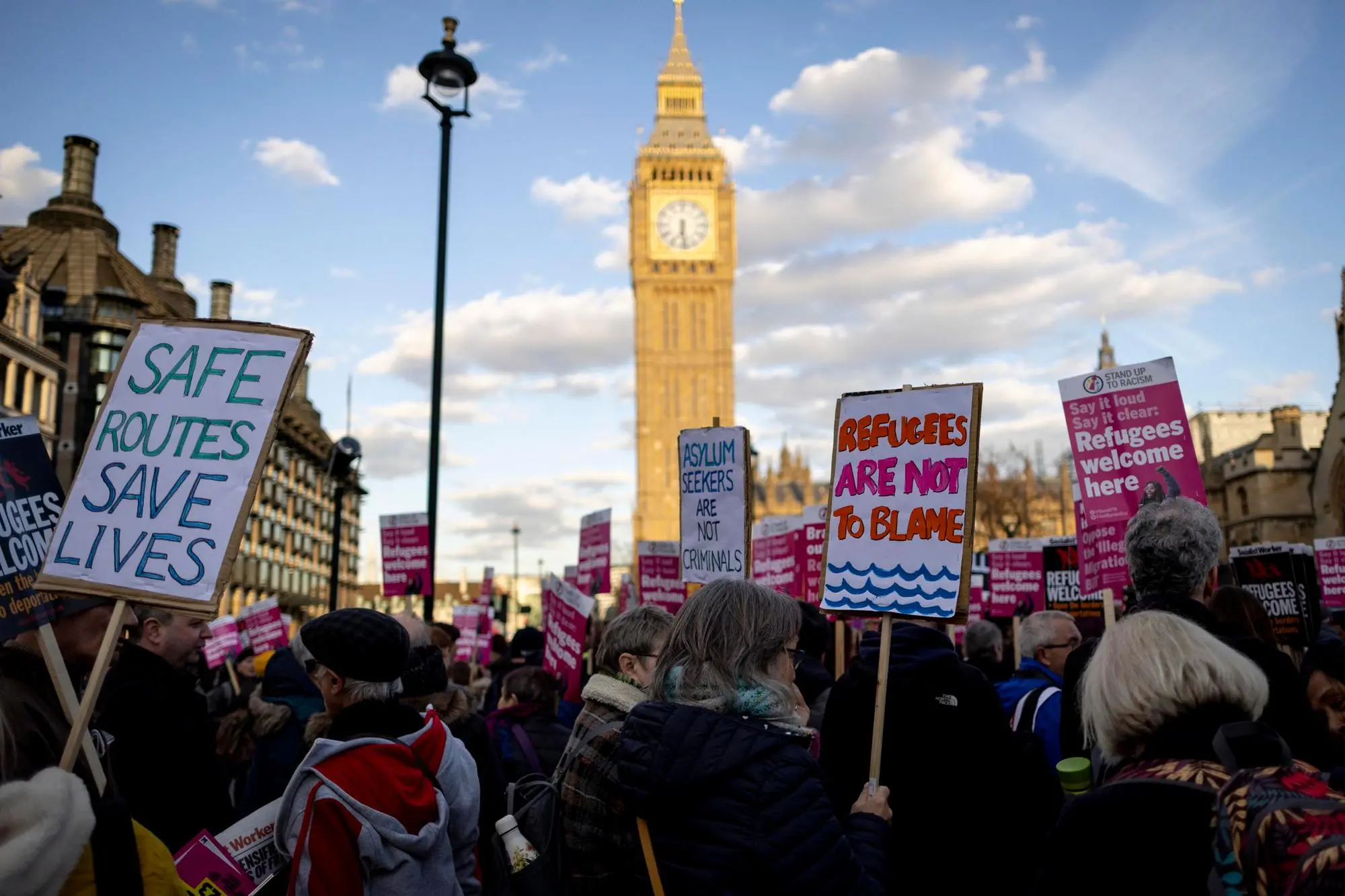 Una protesta davanti al Parlamento di Londra contro la legge sull'immigrazione illegale