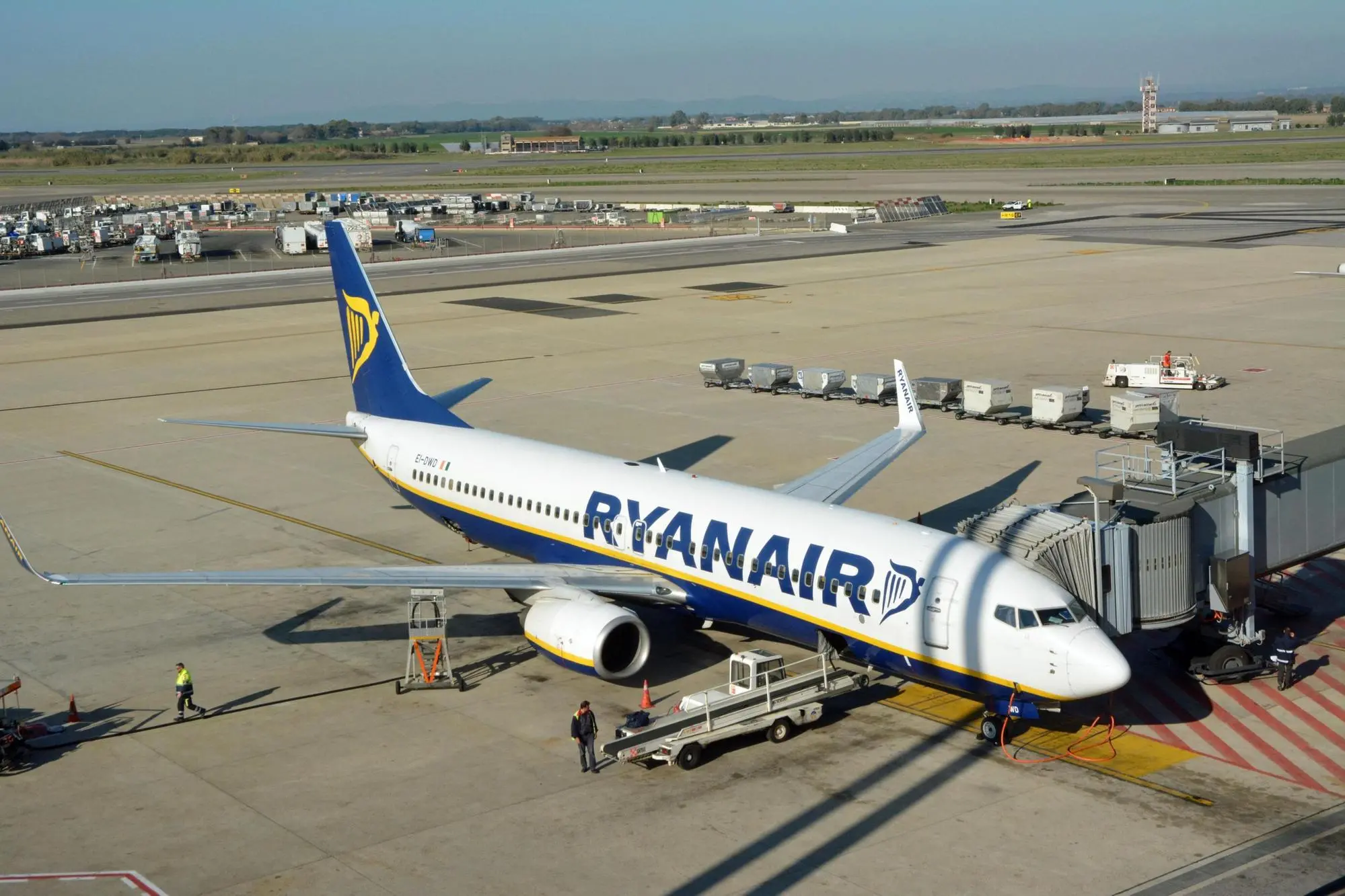Un aereo della Ryanair in parcheggio a Fiumicino, in una immagine di archivio. ANSA / TELENEWS