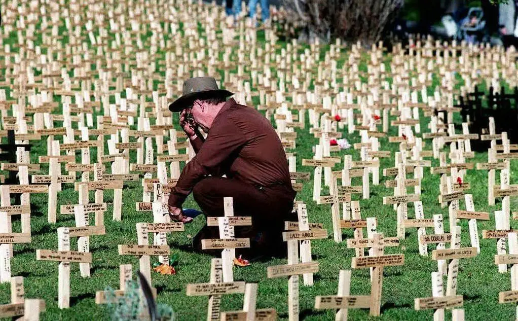 Un veterano tra i caduti della Seconda Guerra Mondiale (le foto sono Ansa e Wikipedia)