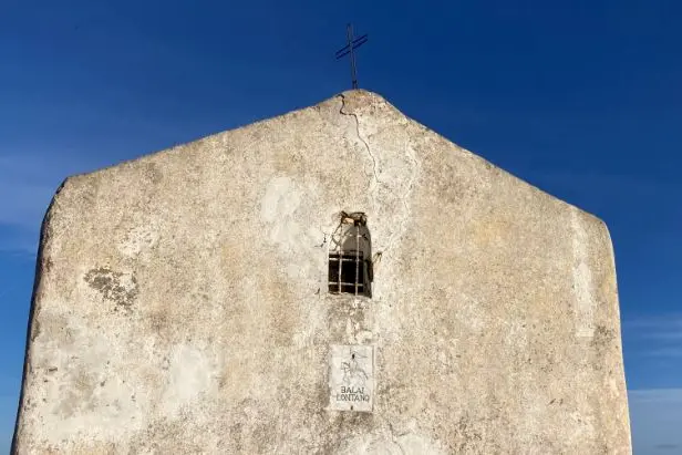 Il degrado nella chiesetta di Balai Lontano (foto Pala)