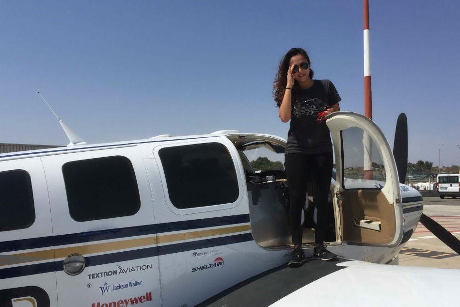 Il giro del mondo in aereo della pilota Shaesta fa tappa a Elmas