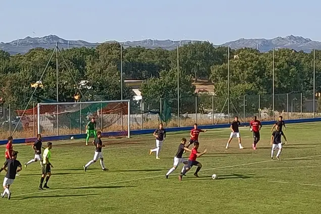 Difesa dell'Olbia in apprensione contro il Cagliari Primavera (foto Ilenia Giagnoni)