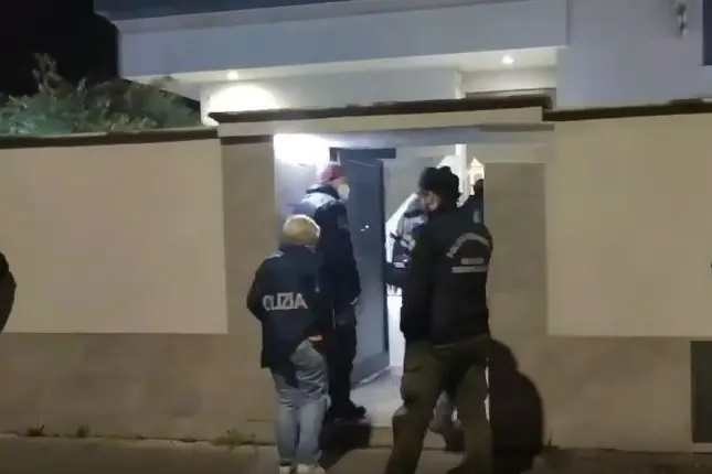 Un momento dell'operazione (foto Polizia)