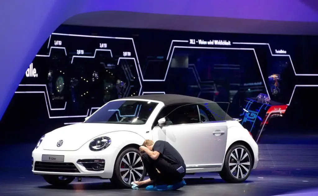 Il modello rinnovato del Beetle VW al Salone dell'auto di Francoforte nel 2013. (Foto Ansa)