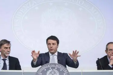 Il presidente del Consiglio Matteo Renzi con il sottosegretario alla paresidenza del Consiglio Graziano Delrio (S) e il ministro dell'Economia Pier Carlo Padoan (D) durante la conferenza stampa al termine del Cdm a Palazzo Chigi