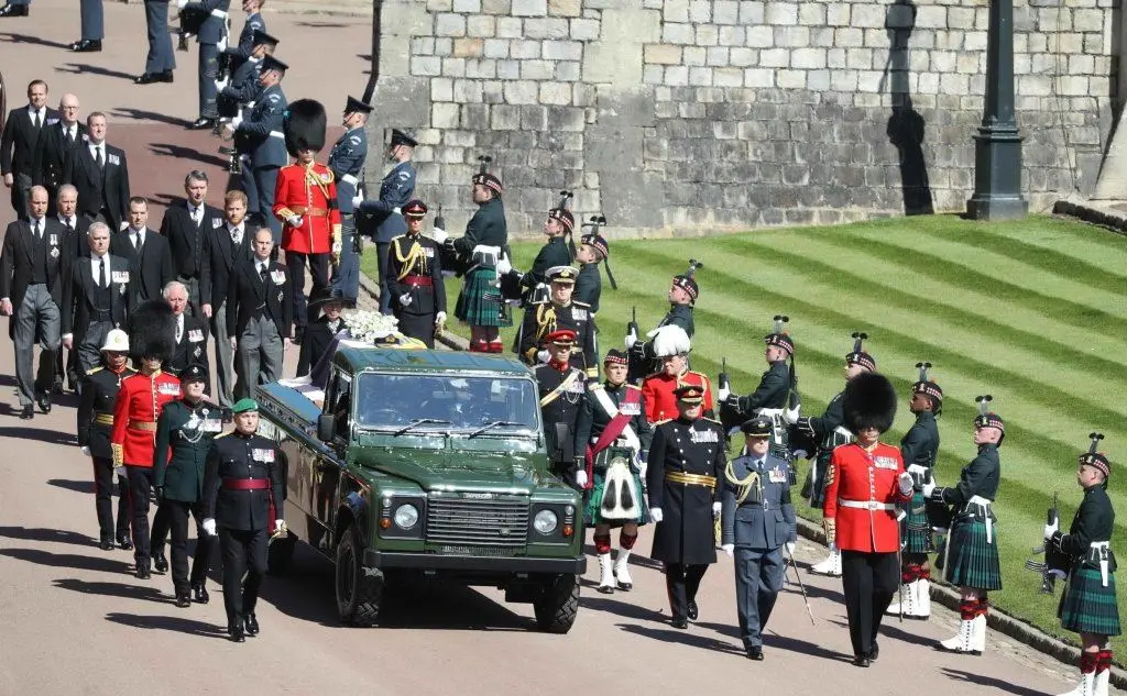 La Land Rover con il feretro a bordo