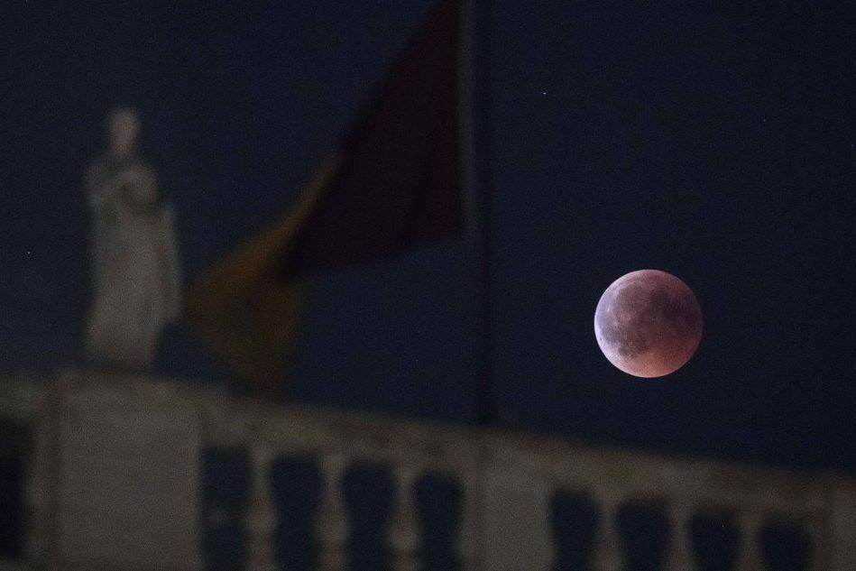 Lunedì all'alba eclisse totale di Luna: la prossima tra dieci anni