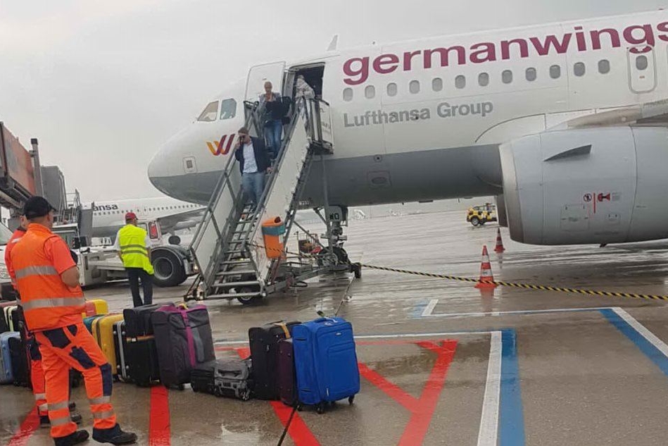L'aereo destinato a Cagliari bloccato in pista a Colonia