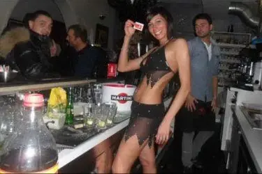 Laura Maggi dietro il bancone del suo bar