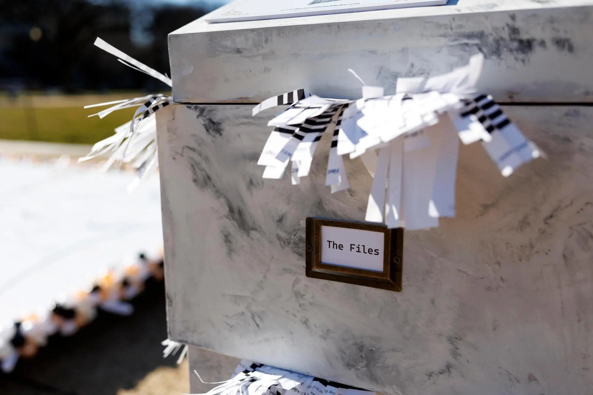 Un’installazione artistica che raffigura un messaggio di compleanno per Epstein, presumibilmente scritto dal presidente degli Stati Uniti Donald Trump, esposta al National Mall di Washington (foto EPA/WILL OLIVER)