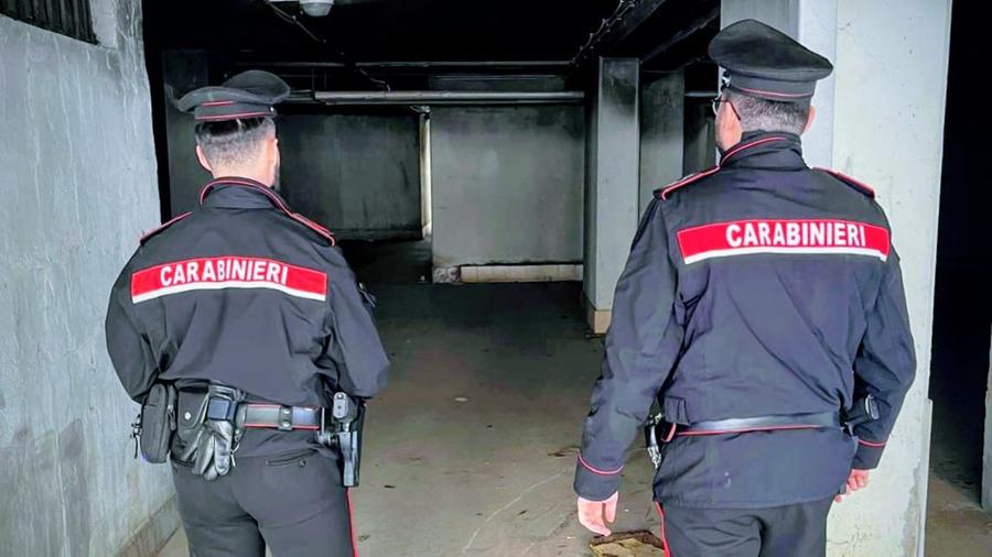 Cagliari, carabinieri attratti dal profumo di marijuana trovano 2 chili di droga nel vano ascensore di un condominio