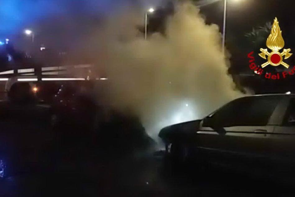Attentato incendiario a Is Mirrionis: distrutte due auto nella notte