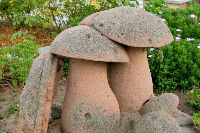 Scultura di funghi a Putifigari (foto concessa)