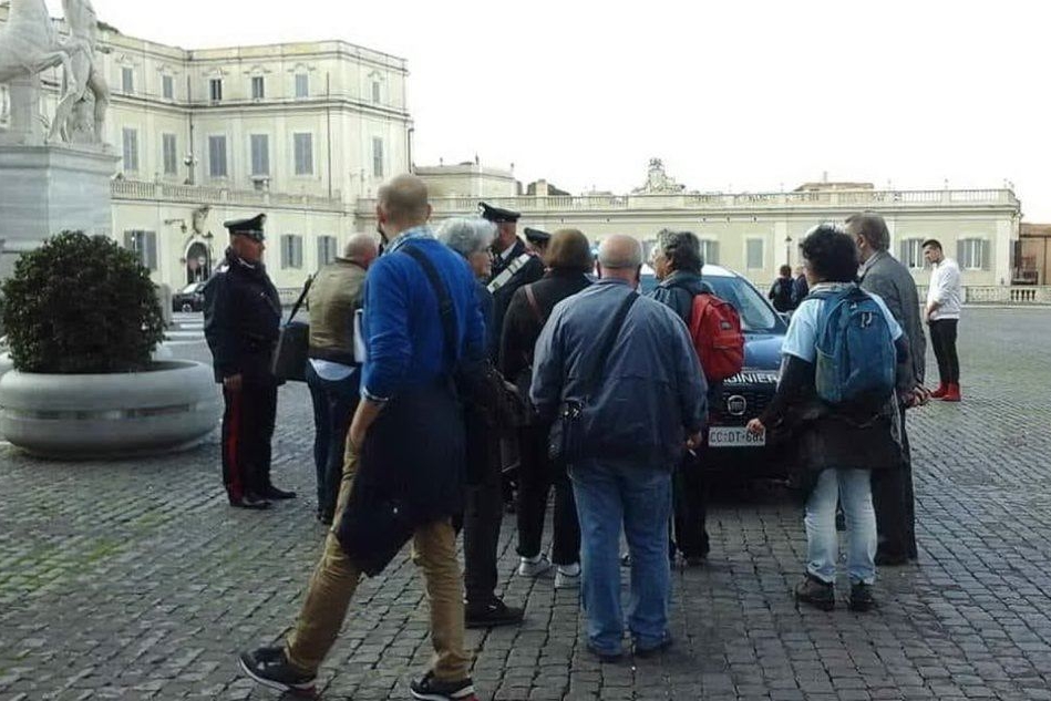 I carabinieri identificano e allontanano i manifestanti dal palazzo del Quirinale (foto Simone Farris)