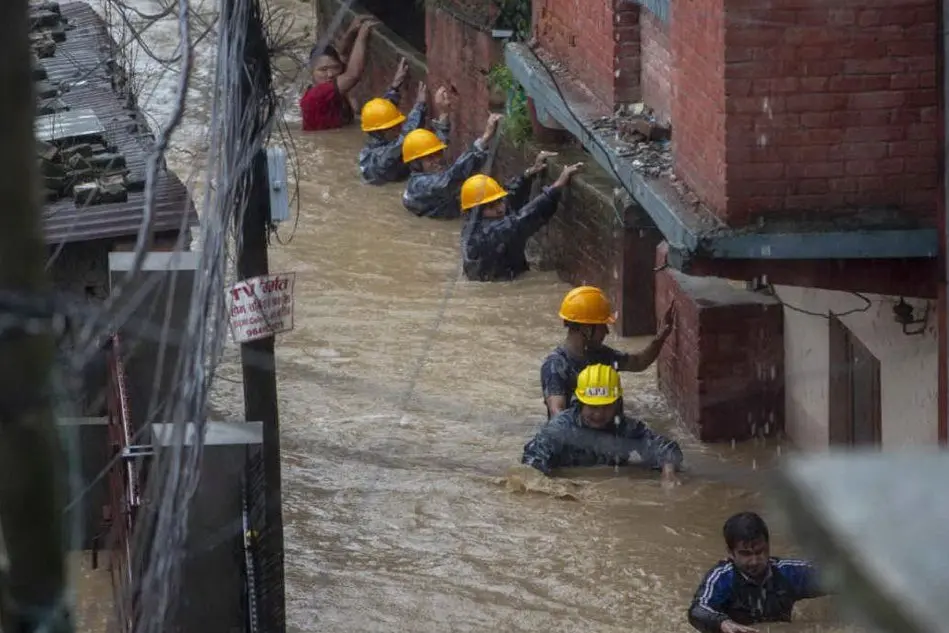 Un'immagine dei tragici allagamenti in Nepal (Ansa)