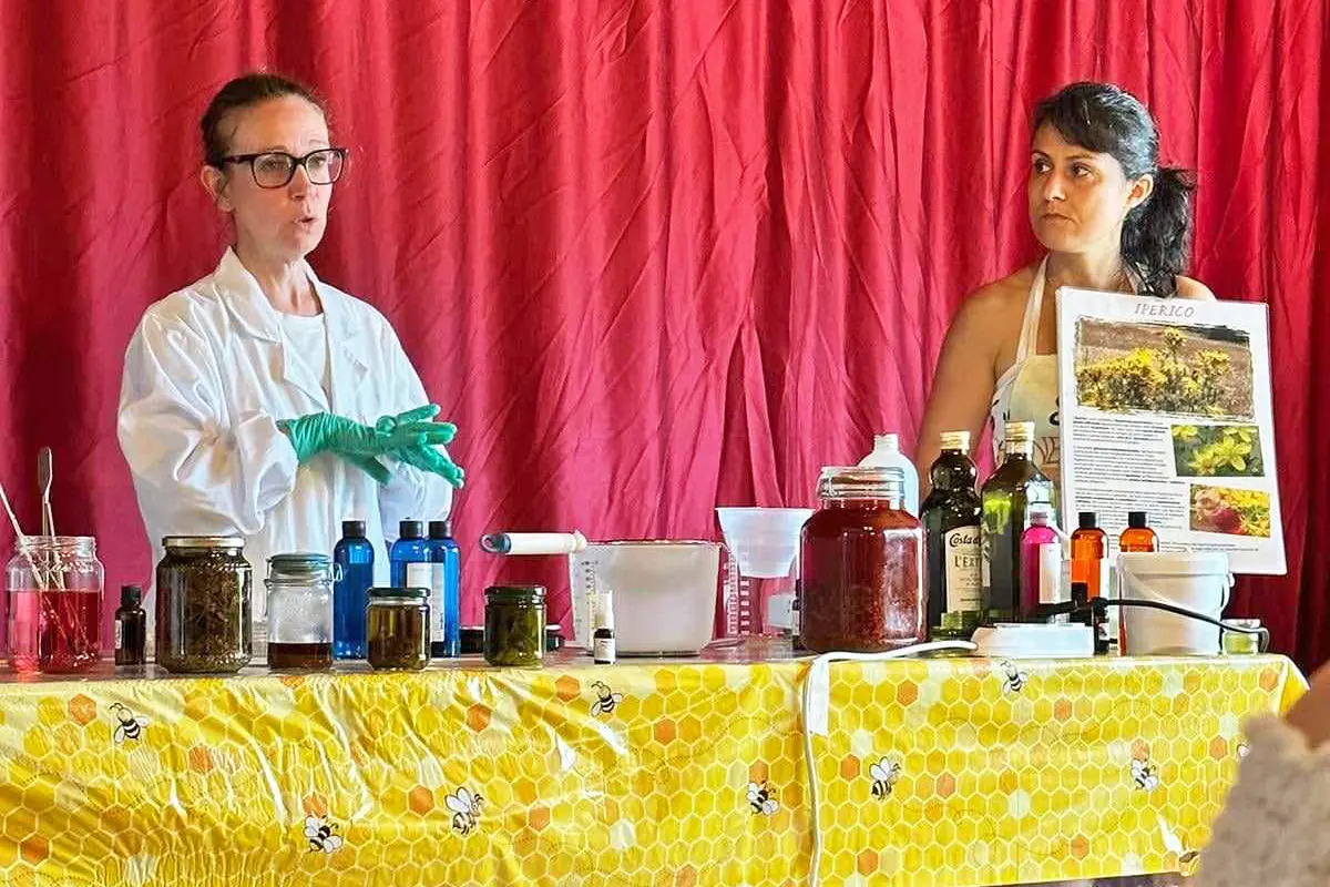 La chimica Ilaria Pisu e l'apicoltrice Silvia Muscas al corso di autoproduzione con i prodotti dell'alveare (foto Meloni)