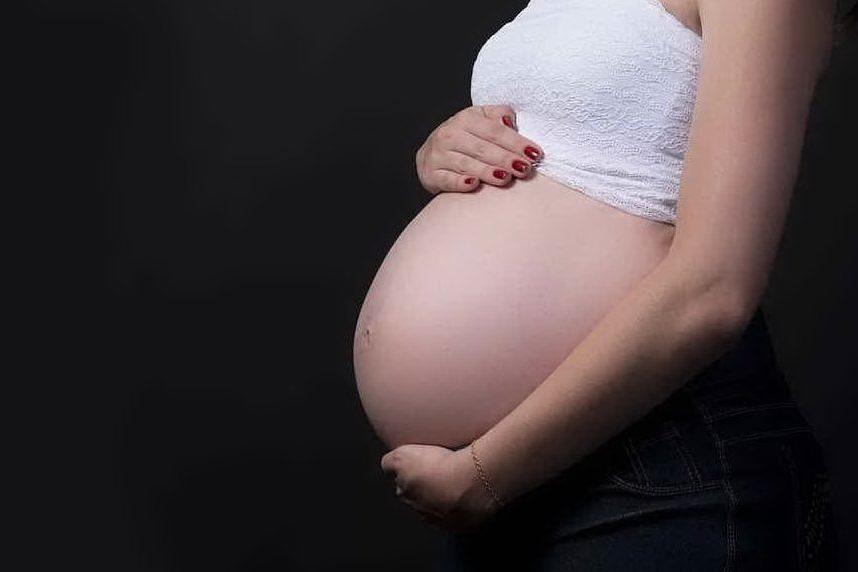 Sedici gravidanze in vent'anni: la maxi truffa di una 50enne all'Inps