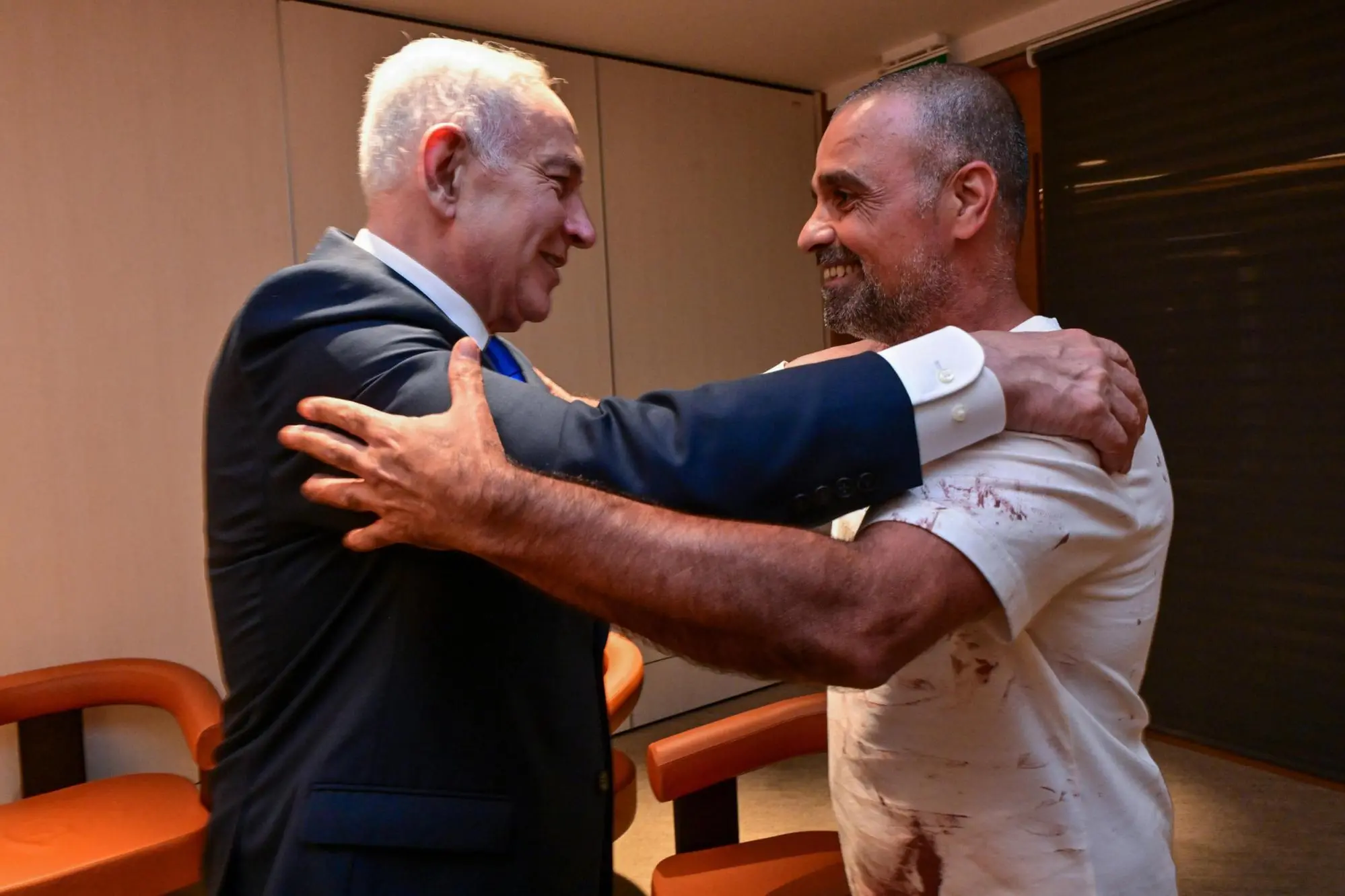 Il primo ministro Benjamin Netanyahu incontra i passeggeri del volo FlyDubai all'aeroporto di Tel Aviv, alla sua destra il passeggero che ha bloccato l'aggressore. Tel Aviv, 30 settembre 2026 ANSA/ US Netanyahu ++FOTO DIFFUSA DALL'UFFICIO STAMPA DI Netanyahu - USARE SOLO PER ILLUSTRARE OGGI LA NOTIZIA INDICATA NEL TITOLO - NON ARCHIVIARE – FOTO NON IN VENDITA - DA USARE SOLO PER FINI GIORNALISTICI - NPK+++
