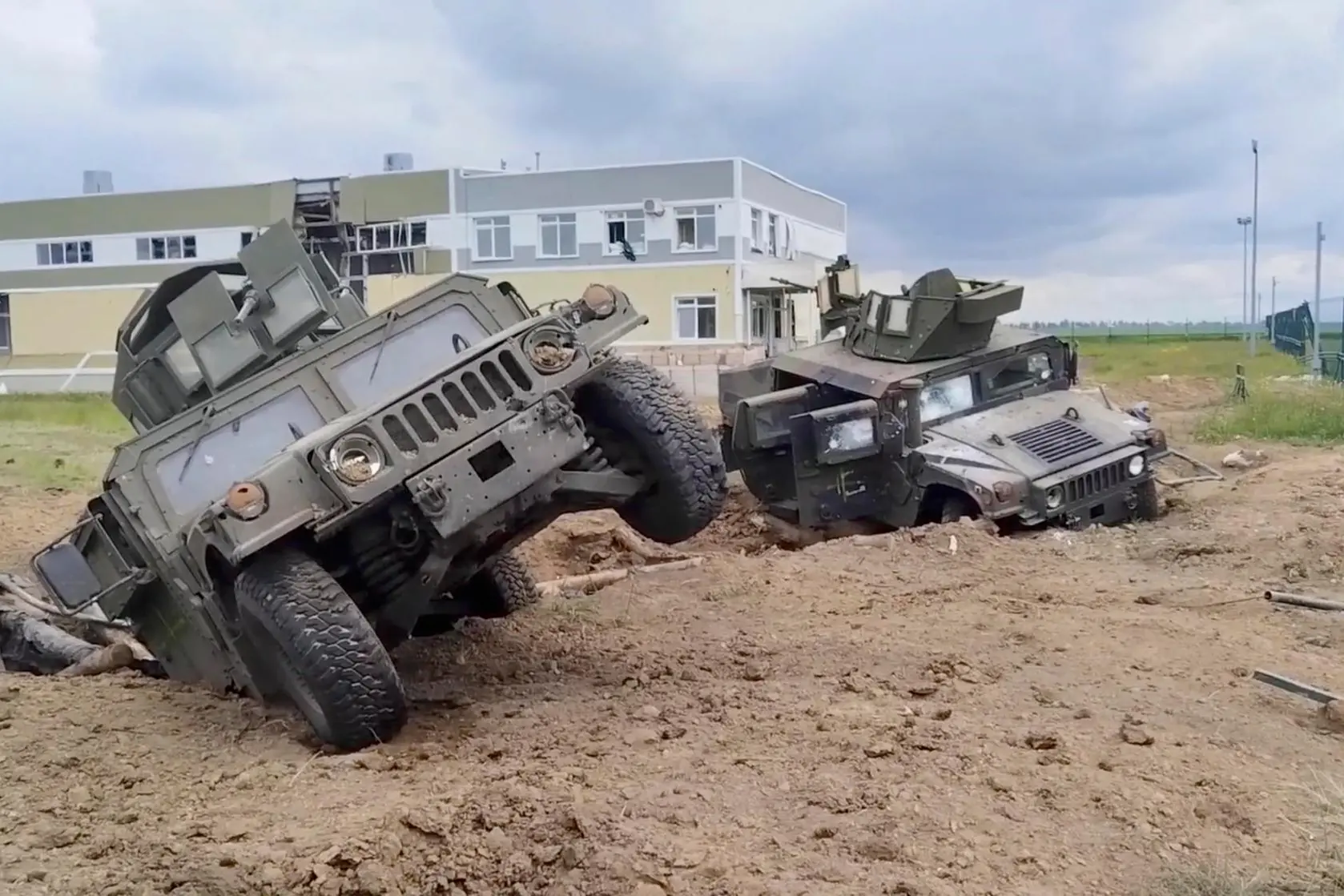 Mezzi militari distrutti nella regione russa di Belgorod (Ansa)