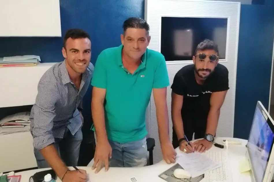 I giocatori Marco Pirino (a sinistra) e Giuseppe Pitruzzello (a destra) all'atto della firma. Al centro il presidente Danilo Stangoni (L'Unione Sarda - Tellini)